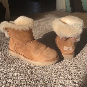 UGGS WITH BOW SIZE 10